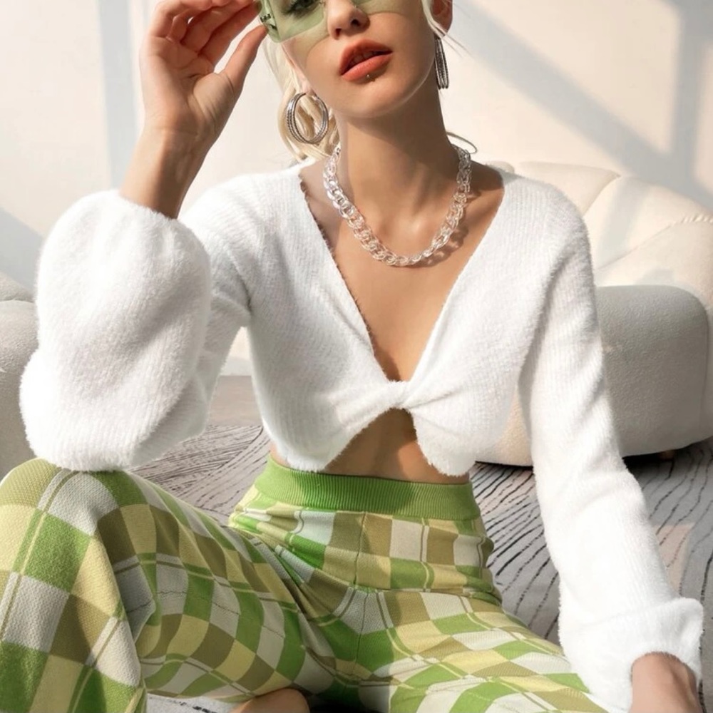 Small twist front cropped sweater